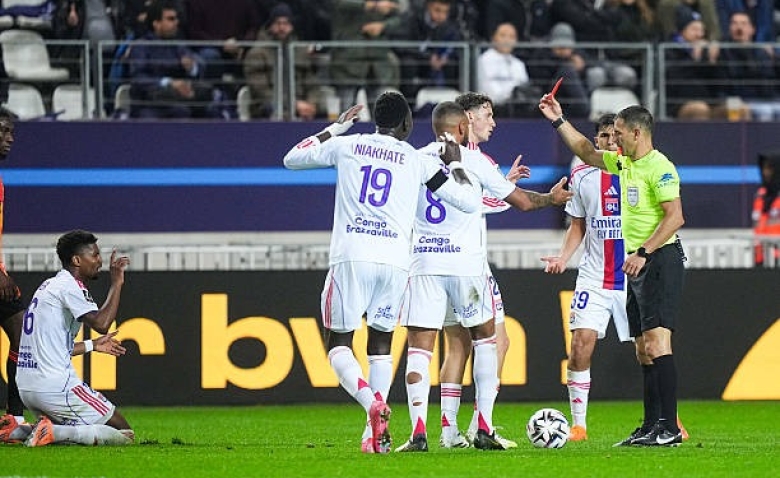 Illustration : "Ligue 1 : L'égalisation complètement folle du Paris FC face à l'OL ! (3-3) - Vidéo"