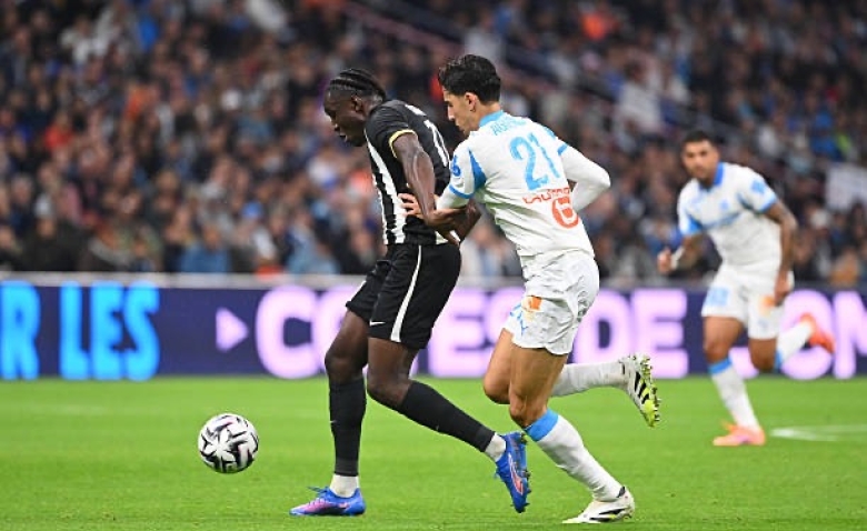 Illustration : "OM : De Zerbi tape du poing sur la table après le nul contre Angers"