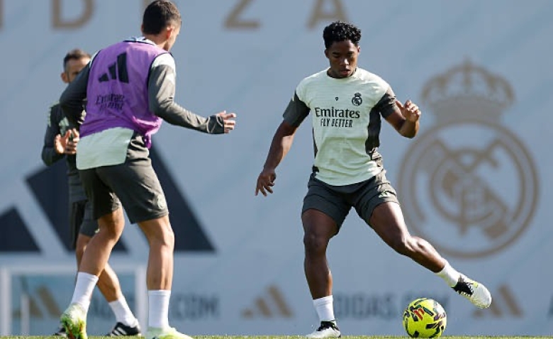 Illustration : "Mercato OL : Une arrivée prestigieuse se prépare à la pointe de l'attaque !"