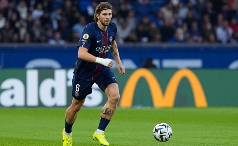 Illustration : "Mercato PSG : Un pari osé de la direction parisienne pour solidifier la défense d'Enrique"