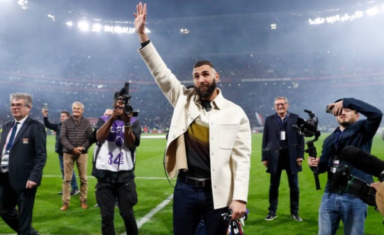 Illustration : "Mercato OL : Un coup XXL se prépare grâce à Benzema !"