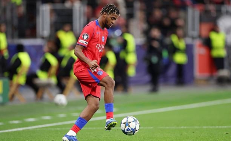 Illustration : "Mercato PSG : Vers un départ précipité pour l'un des grands espoirs parisiens ?"