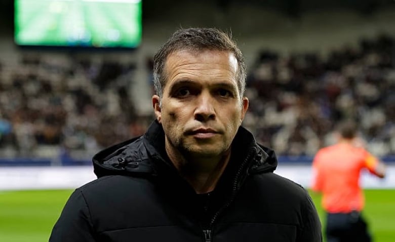 Illustration : "FC Nantes : Castro maintenu ou limogé, un choix risqué pour le club ? "