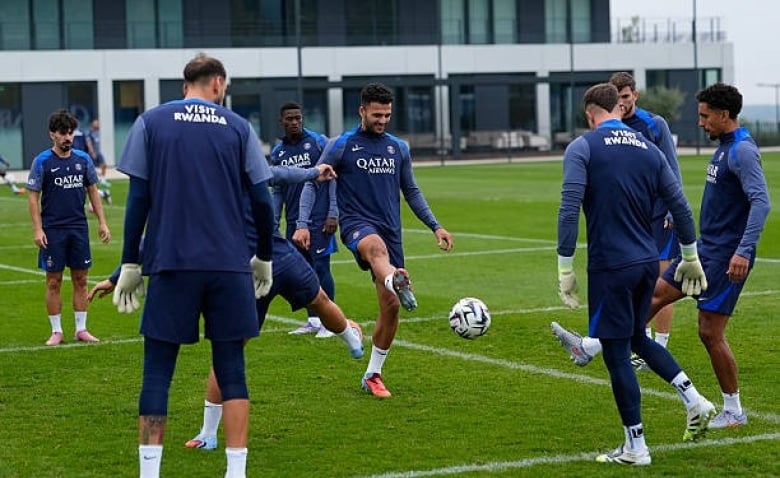 Illustration : "Mercato PSG : Une offre à 180M€ préparée en Premier League pour un talent parisien !"