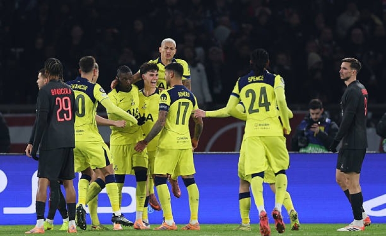 Illustration : "[Vidéo] PSG - Tottenham : Kolo Muani Climatise le Parc des Princes ! (1-2)"