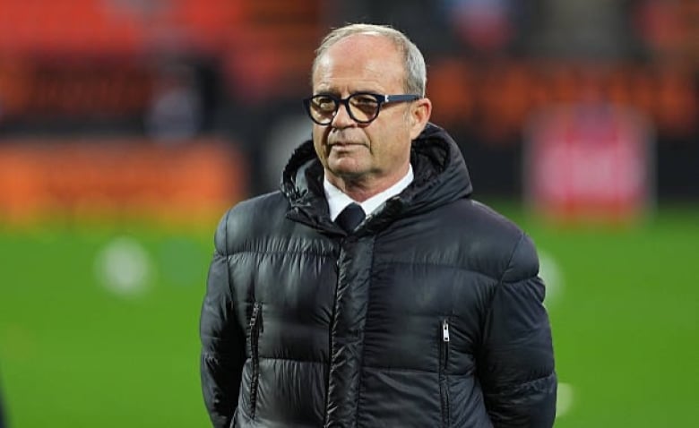 Illustration : "Mercato PSG : Retrait de Madrid, opportunité en or pour un renfort clé"