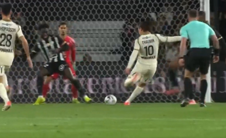 Illustration : "Ligue 1 : Angers - Lens : le résumé et les buts en vidéo (1-2)"