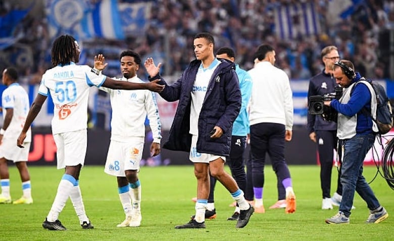 Illustration : "Mercato OM : Nouveau prétendant prestigieux prêt à sortir le chéquier pour Greenwood !"