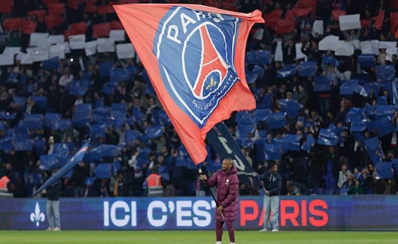 Illustration : "Mercato PSG : Campos revient à la charge pour un grand talent français !"