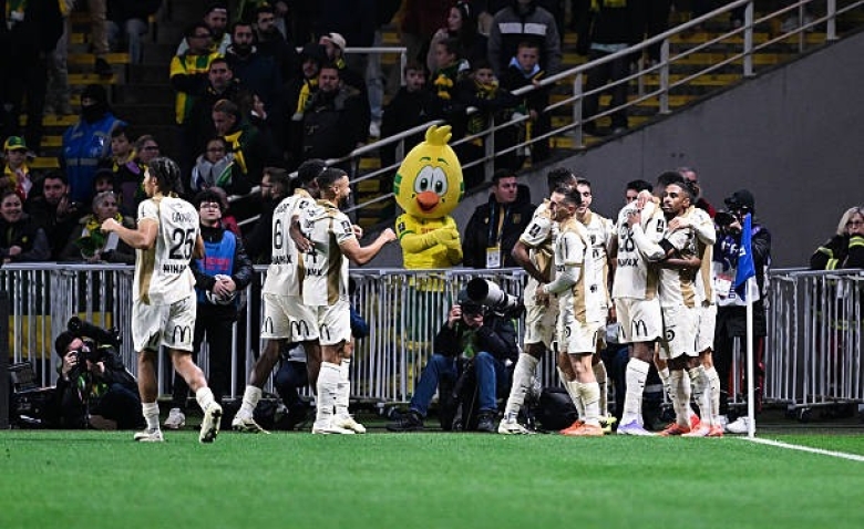 Illustration : "RC Lens : Nouvelle prouesse réalisée par les Sang et Or en Ligue 1"