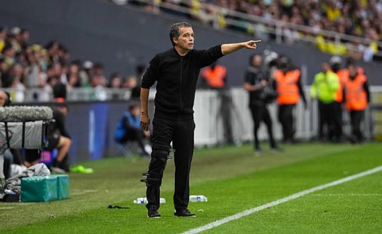 Illustration : "FC Nantes : Luis Castro mis à la porte, son remplaçant déjà dévoilé !"