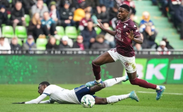 Illustration : "Mercato ASSE : Un défenseur de L1 en pleine galère relancé par les Verts ?"