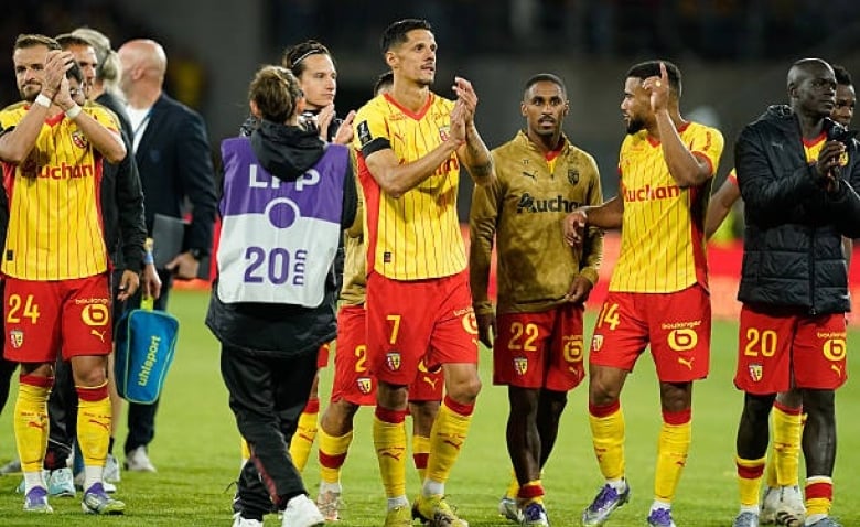 Illustration : "Mercato Lens : Encore un coup de maitre signé Leca dans la course au titre en Ligue 1"