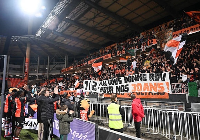 Illustration : FC Lorient : Grosse sanction inflig&eacute;e aux supporters apr&egrave;s l'utilisation d'engins pyrotechniques