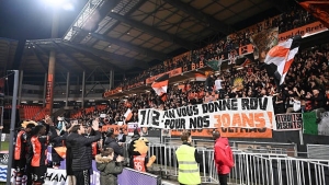 Illustration : FC Lorient : Grosse sanction inflig&eacute;e aux supporters apr&egrave;s l'utilisation d'engins pyrotechniques