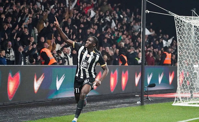 Illustration : "Mercato Rennes : Le PSG vient calmer les Rouge et Noir sur une cible hivernale !"