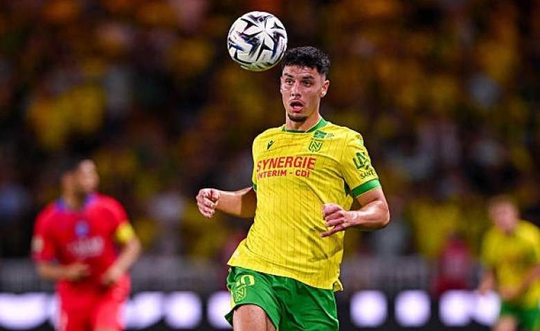 Illustration : "Mercato Nantes : Les Canaris doivent-ils vendre Abline pour sauver leur saison ?"