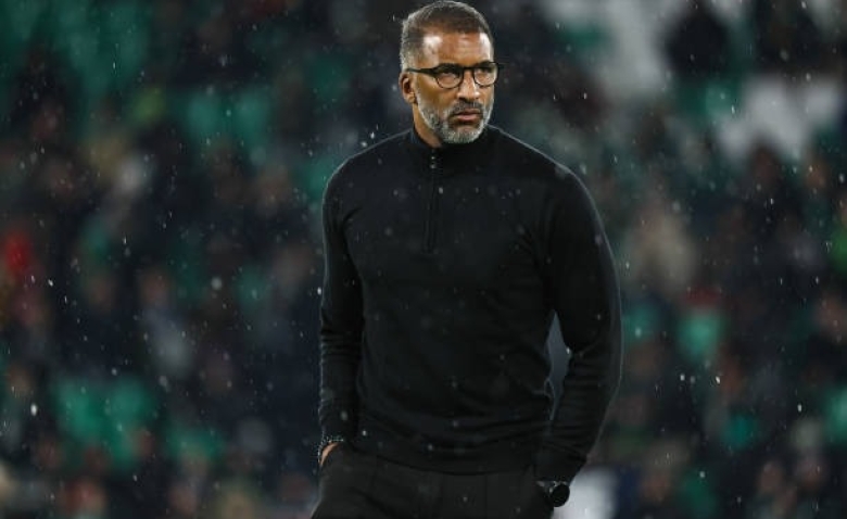 Illustration : "Mercato Rennes : Double casse-tête pour Beye sur le marché des transferts"