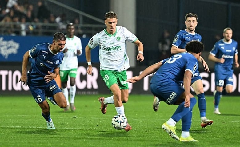 Illustration : "Mercato ASSE : Un club richissime de Ligue 1 va mettre les bouchées doubles pour Stassin"