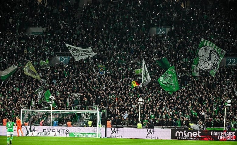 Illustration : "Mercato ASSE : Trois pistes émergent à Sainté pour janvier 2026 !"