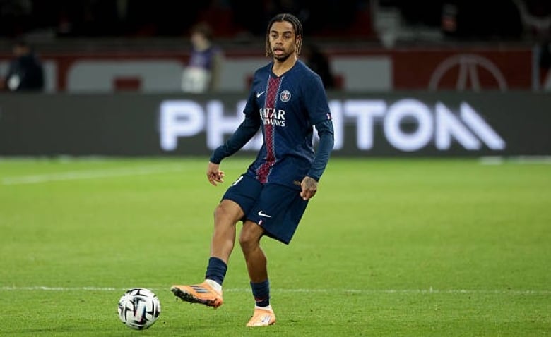 Illustration : "Mercato PSG : Une offre à neuf chiffres arrive pour un joyau parisien !"