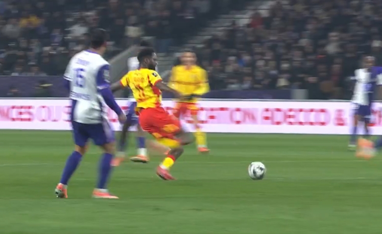 Illustration : "[live] Toulouse - Lens : y avait t'il vraiment carton rouge pour Emersonn (vidéo)"