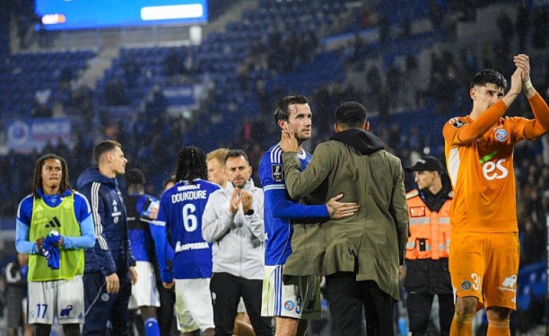 Illustration : "Mercato Strasbourg : Une arrivée XXL à Chelsea pour faciliter la tâche de Rosenior !"