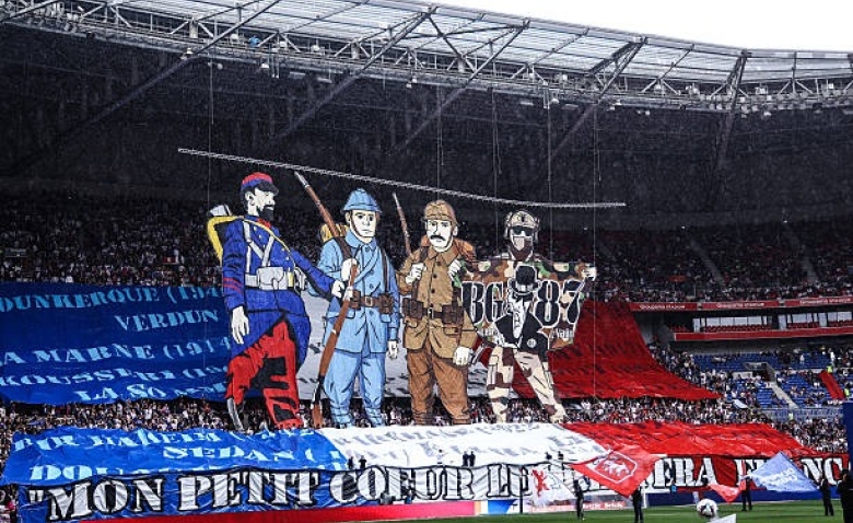 Illustration : "Mercato OL : Un ancienne pépite du PSG pistée en défense !"