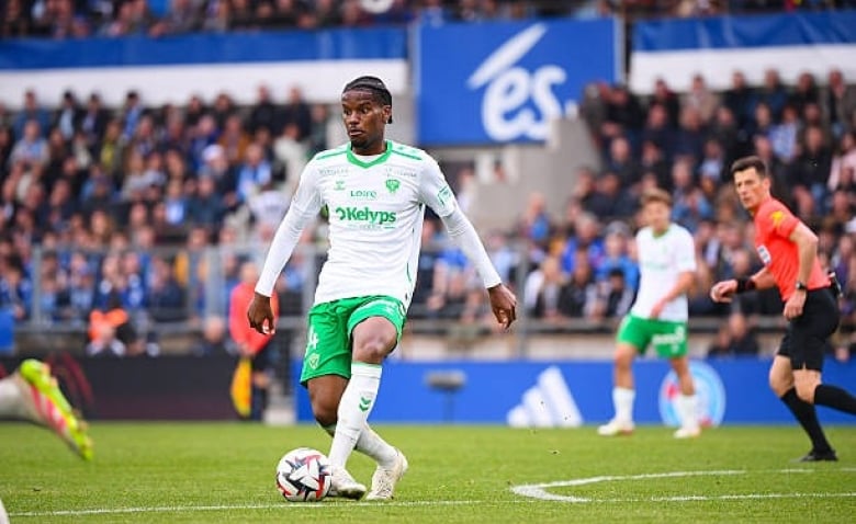 Illustration : "Mercato ASSE : Une ancienne piste relancée pour pallier l'absence de Pierre Ekwah !"