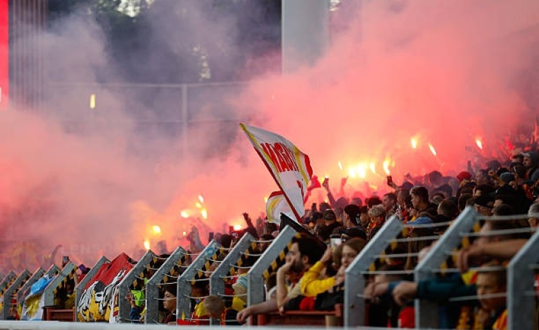 Illustration : "RC Lens : Une double sanction inattendue suscite la colère des supporters "