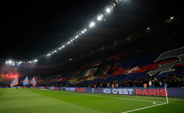 Illustration : "Mercato PSG : L'Ajax déroule le tapis rouge pour un flop parisien !"