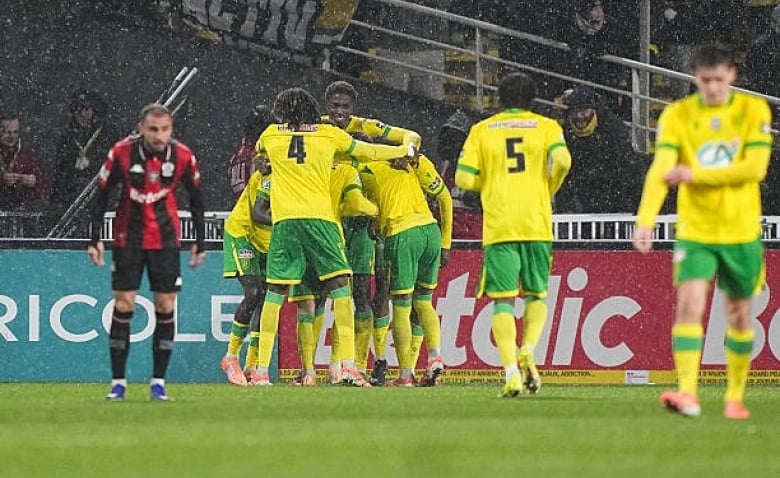 Illustration : "Mercato Nantes : Un joueur d'expérience s'engage pour éviter la relégation !"