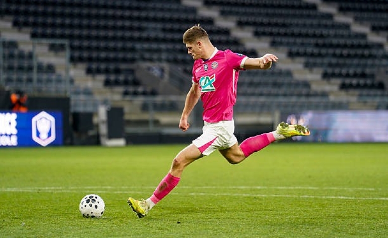 Illustration : "Mercato OM : Une concurrence féroce refroidit Marseille sur la piste Cresswell"