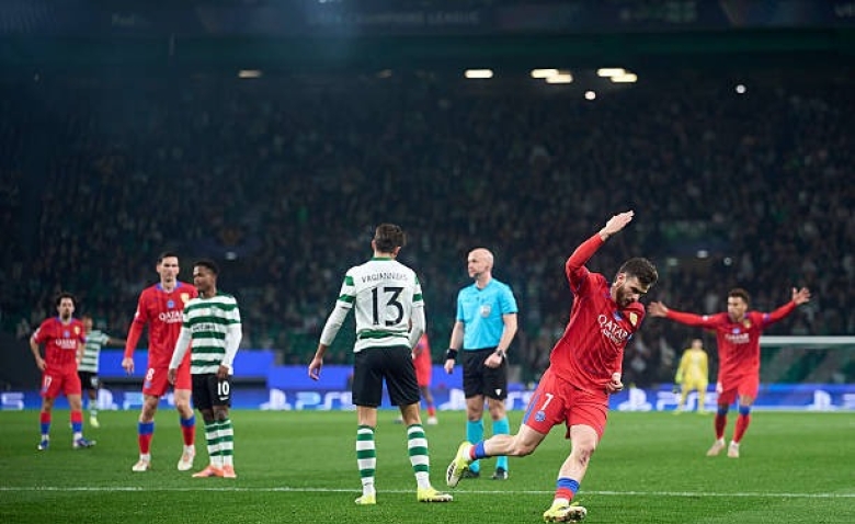 Illustration : "[Vidéo] Sporting - PSG : Le bijou de Kvaratskhelia pour égaliser ! (1-1) - LDC"