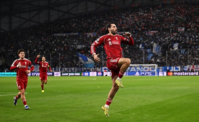 Illustration : "[Vidéo] OM - Liverpool : Le somptueux coup franc de Szoboszlai ! (0-1) - Ligue des Champions"