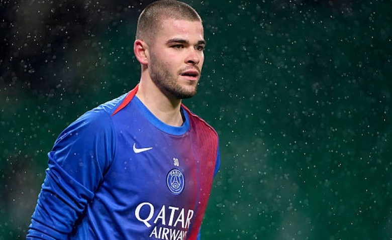 Illustration : "PSG : Lucas Chevalier se fait allumer après la défaite contre le Sporting"
