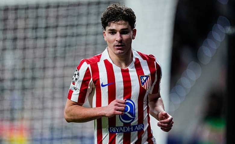 Illustration : "Mercato : Deux joueurs et 50M €, l'offre folle du PSG pour Julián Álvarez !"