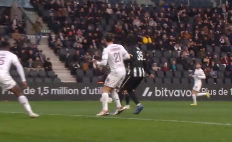 Illustration : "Angers - Metz : le résumé et le but en vidéo (1-0) - L1 J20"