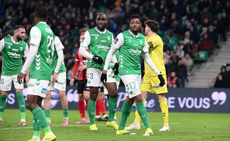 Illustration : "Mercato ASSE : Une lutte engagée avec plusieurs clubs européens pour l'arrivée d'un crack en défense !"