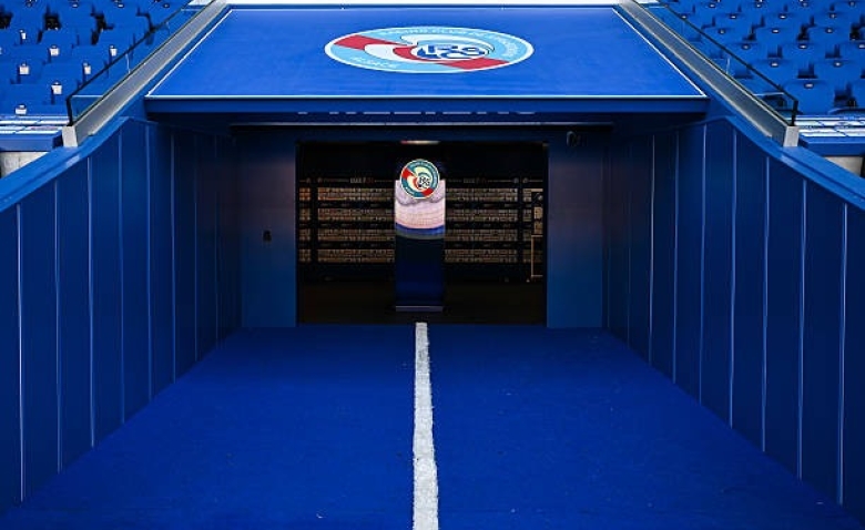 Illustration : "Mercato Strasbourg : Emegha rechute, un remplaçant trouvé de dernière minute !"