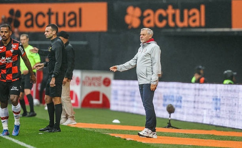 Illustration : "Mercato LOSC : Une pluie d'échecs à l'origine de tensions entre Genesio et Létang ?"