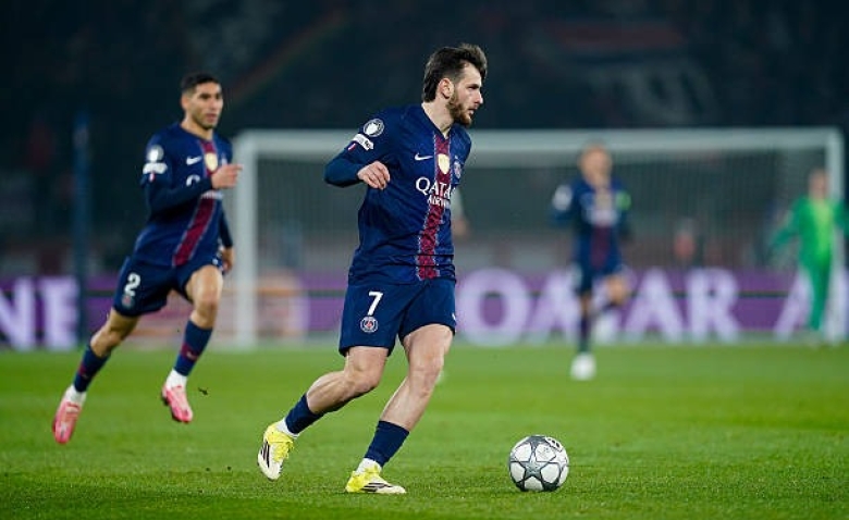 Illustration : "PSG - OM : La volée exceptionnelle de Kvaratskhelia en vidéo ! (4-0) - Ligue 1 J 21"