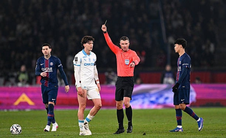 Illustration : "PSG - OM : Une décision arbitrale suscite la polémique "