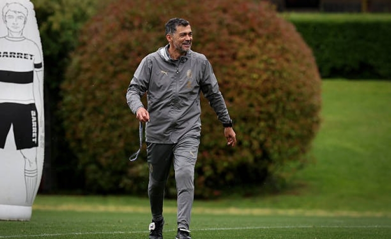 Illustration : "Mercato Nantes : Un ex-entraîneur emblématique courtisé par l'OM !"