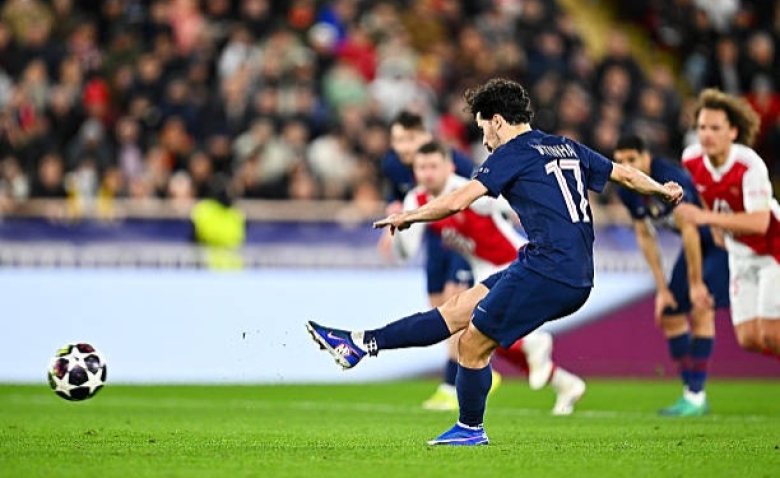 Illustration : "[Vidéo] AS Monaco - PSG : Vitinha loupe son penalty ! (2-0) - LDC"