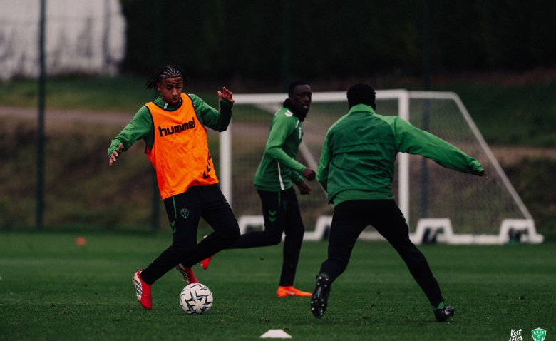 Illustration : "Mercato ASSE : Les Verts bouclent une signature prometteuse dans l'ombre !"