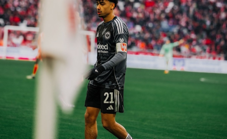 Illustration : "Mercato : Le PSG prêt à lâcher 70M € pour la doublure de Nuno Mendes !"