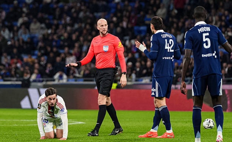 Illustration : "OL - Paris FC : Un litige arbitral fait jaser après l'égalisation lyonnaise"