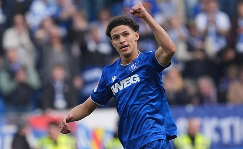 Illustration : "Mercato : Deux clubs de Ligue 1 veulent s'offrir une pépite tunisienne estampillée Bayern Munich !"