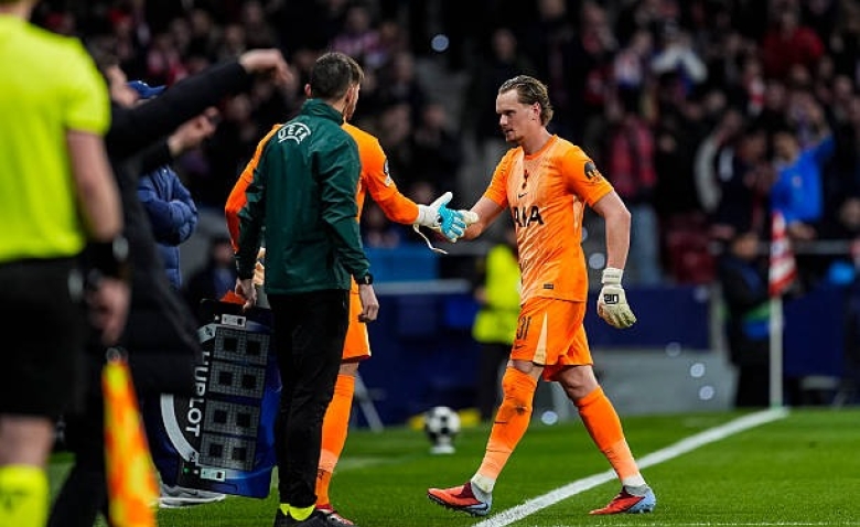 Illustration : "[Vidéo] Atlético Madrid - Tottenham : Les deux boulettes surréalistes du gardien des Spurs - Ligue des Champions"